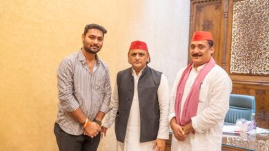 Photo of सैफई में दीपावली का स्नेहिल मिलन: अखिलेश यादव ने अरुण यादव ‘बबलू राजा’ और उनके पुत्र को दिया आशीर्वाद