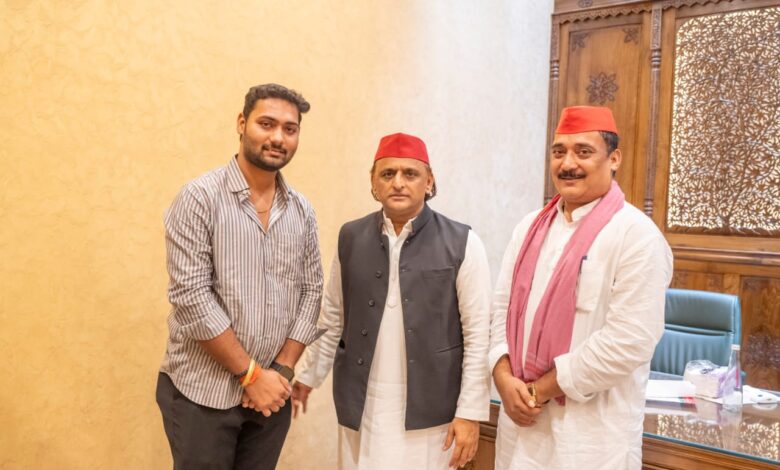 सैफई में दीपावली पर समाजवादी पार्टी के राष्ट्रीय अध्यक्ष अखिलेश यादव, कानपुर देहात जिला अध्यक्ष अरुण यादव 'बबलू राजा' और उनके पुत्र दीपराज सिंह यादव के साथ।
