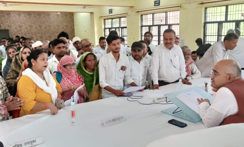 जिलाधिकारी जितेंद्र प्रताप सिंह नर्वल संपूर्ण समाधान दिवस में अवैध क्लीनिक की शिकायत पर कार्रवाई का निर्देश देते हुए