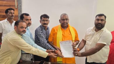 Photo of जनपद में सीएनजी बसों के पुनः संचालन को लेकर व्यापरियों ने सांसद देवेन्द्र सिंह भोले को सौंपा ज्ञापन