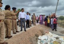 Photo of जिलाधिकारी एवं पुलिस अधीक्षक ने दशहरा पर्व पर मूर्ति विसर्जन स्थल का लिया जायजा