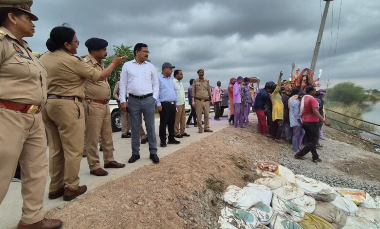 जालौन के जिलाधिकारी और पुलिस अधीक्षक उरई स्थित चिल्ली तालाब के विसर्जन स्थल पर सुरक्षा तैयारियों का निरीक्षण करते हुए।