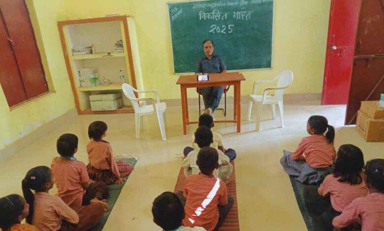 प्रधानाध्यापक राजेश कुमार संविलियन विद्यालय लौवा संदलपुर में बच्चों को प्रोजेक्टर पर मुख्यमंत्री का विजन दिखाते हुए।