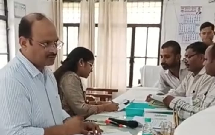 उपजिलाधिकारी देवेंद्र सिंह ने तहसील भोगनीपुर में सुनीं शिकायतें,पांच शिकायतों का निस्तारण शेष 3 photo 32 1 1
