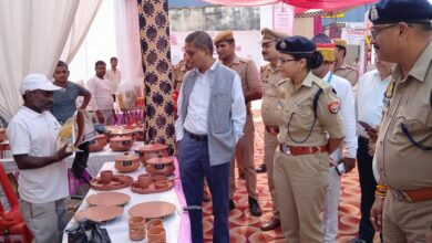 Photo of पुखरायां के स्वदेशी मेले में कपिल सिंह और श्रद्धा नरेंद्र पांडे ने की जमकर खरीदारी