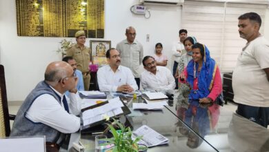 Photo of कानपुर: जनता दर्शन में बुजुर्ग मां की व्यथा सुनी, जिलाधिकारी ने थामे आंसुओं से भीगे हाथ