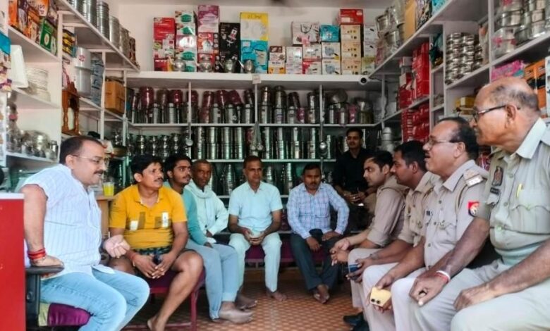 "गजनेर में व्यापारिक सुरक्षा प्रकोष्ठ की बैठक में व्यापारी और पुलिस अधिकारी"