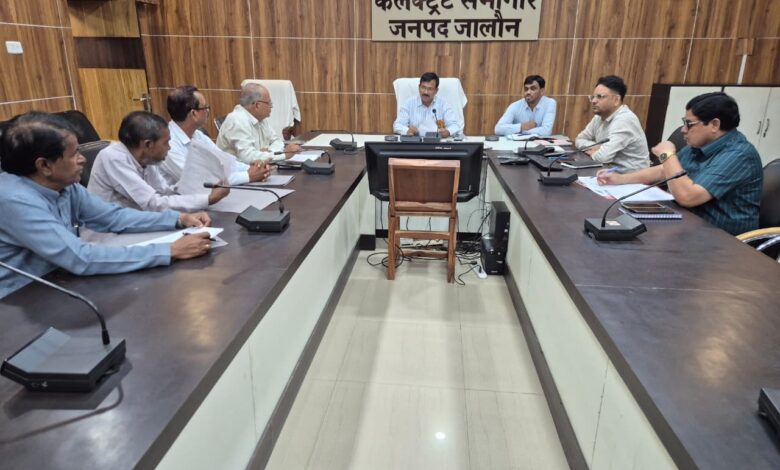 जिलाधिकारी राजेश कुमार पाण्डेय कलेक्ट्रेट सभागार में राजनैतिक दलों के साथ बैठक करते हुए