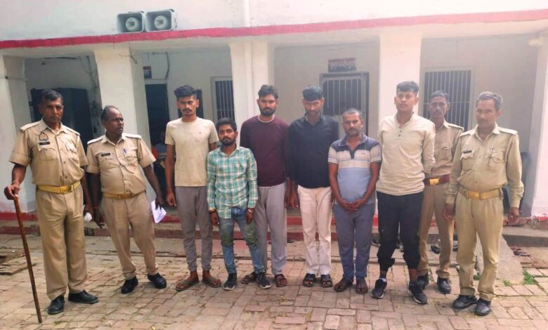 कानपुर देहात में पुलिस वाहन से न्यायालय ले जाए जा रहे अभियुक्त