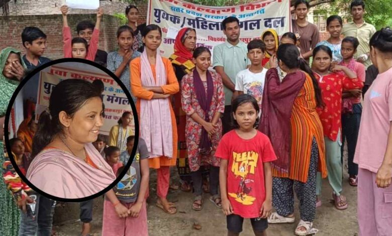 कानपुर देहात के बनार अलीपुर गांव में 'मिशन शक्ति' अभियान के तहत रैली निकालती महिलाएं, जिन्होंने महिला अधिकारों से जुड़ी तख्तियां पकड़ी हुई हैं।