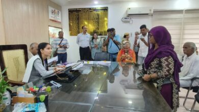 Photo of कानपुर : मेधावी छात्रा कुमारी श्रद्धा दीक्षित ने एक दिन की जिलाधिकारी बन संभाला शिकायतों का मोर्चा