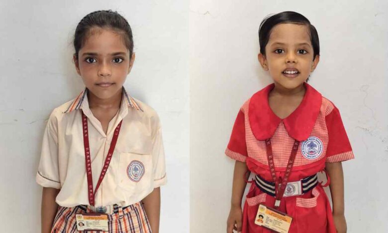 यूपी किराना सेवा समिति बालिका विद्यालय की दो छात्राएं, आज्ञा कटियार और प्रतिज्ञा कटियार, अपनी पिता की कहानी बताते हुए।
