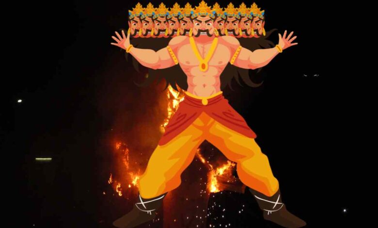 धुआँ छोड़ते हुए विशाल जलते हुए रावण के पुतले की तस्वीर। पुतले के दस सिरों पर 'भ्रष्टाचार', 'घूसखोरी' और 'सत्ता की भूख' जैसे शब्द बड़े अक्षरों में लिखे हैं। सामने तालियाँ बजाती हुई भीड़ दिख रही है।