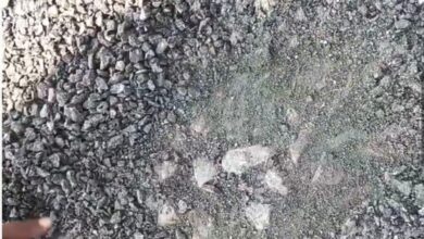 Photo of कानपुर देहात: 25 लाख की सड़क सात दिन नहीं टिकी, हाथ लगाते ही उखड़ने लगी परत