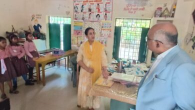 Photo of कानपुर: जिलाधिकारी द्वारा प्राथमिक विद्यालय नवीन चटाई मोहाल का औचक निरीक्षण किया गया, मात्र 3 छात्र मिले उपस्थित