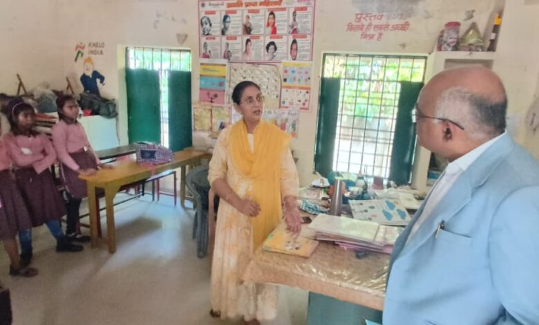 कानपुर: जिलाधिकारी द्वारा प्राथमिक विद्यालय नवीन चटाई मोहाल का औचक निरीक्षण किया गया, मात्र 3 छात्र मिले उपस्थित 1 PHOTO 31