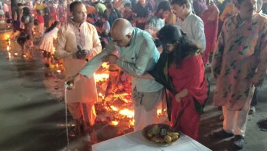 Photo of कानपुर : कार्तिक पूर्णिमा एवं देव दीपावली पर जिलाधिकारी ने किया दीपदान एवं गंगा आरती