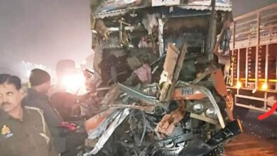Photo of कानपुर देहात में भीषण सड़क हादसे में ट्रक चालक की मौत,परिचालक गंभीर