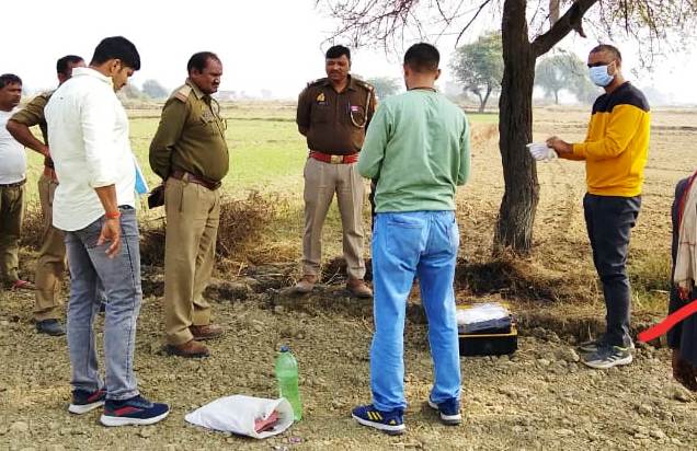 कानपुर देहात: मूसानगर में संदिग्ध परिस्थितियों में बबूल के पेड़ से लटका मिला अधेड़ का शव,नहीं हो सकी पहचान 1 photo 17 1 7