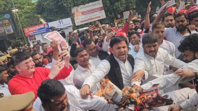 Photo of लखनऊ:  मुलायम सिंह यादव के अपमान पर सपाई भड़के, हजरतगंज में जोरदार प्रदर्शन