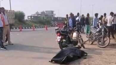 Photo of कानपुर देहात में अज्ञात डंपर की टक्कर से बाइक सवार महिला की मौत,एक घायल