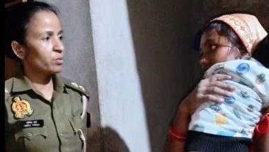 Photo of गुमशुदा बच्ची को ढूंढकर कानपुर देहात पुलिस ने परिजनों को लौटाई मुस्कान