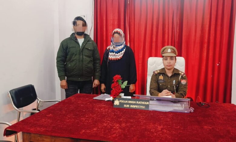 औरैया: टूटने की कगार पर थे आठ परिवार, 'प्रोजेक्ट नई किरण' ने फिर से बसाया घर 1 महिला थाना औरैया में समझौता होने के बाद एक साथ खड़े पति-पत्नी