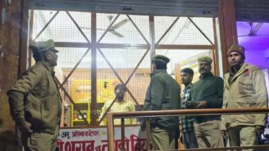 पुलिस ने शराब ठेकों,ढाबों में चलाया सघन चेकिंग अभियान 4 Photo of पुलिस ने शराब ठेकों,ढाबों में चलाया सघन चेकिंग अभियान