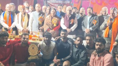 Photo of बॉलीवॉल प्रतियोगिता में सैफई ने महदेवा को परास्त कर जीती ट्रॉफी