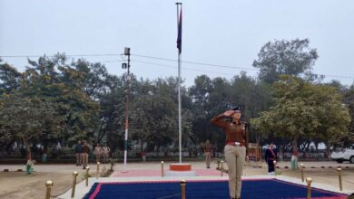 Photo of कानपुर देहात: पुलिस अधीक्षक श्रद्धा नरेंद्र पांडेय ने पुलिस लाइन में शुक्रवार परेड का किया निरीक्षण, दिए आवश्यक दिशा-निर्देश