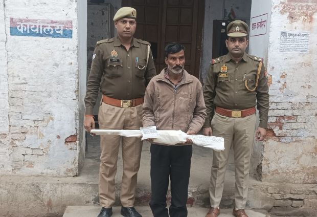 पुलिस हिरासत में खड़ा हत्या का आरोपी और बरामद बंदूक।