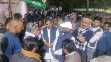 Photo of कानपुर देहात: रिजवान अहमद के निधन पर भावुक हुए सपा नेता नरेंद्र पाल सिंह ‘मनु’, अस्पताल पहुंचकर परिजनों को दिया सहारा