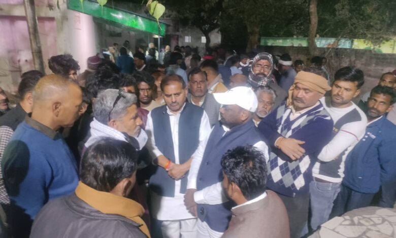 कानपुर देहात: रिजवान अहमद के निधन पर भावुक हुए सपा नेता नरेंद्र पाल सिंह 'मनु', अस्पताल पहुंचकर परिजनों को दिया सहारा 1 Narendra Pal Singh Manu News