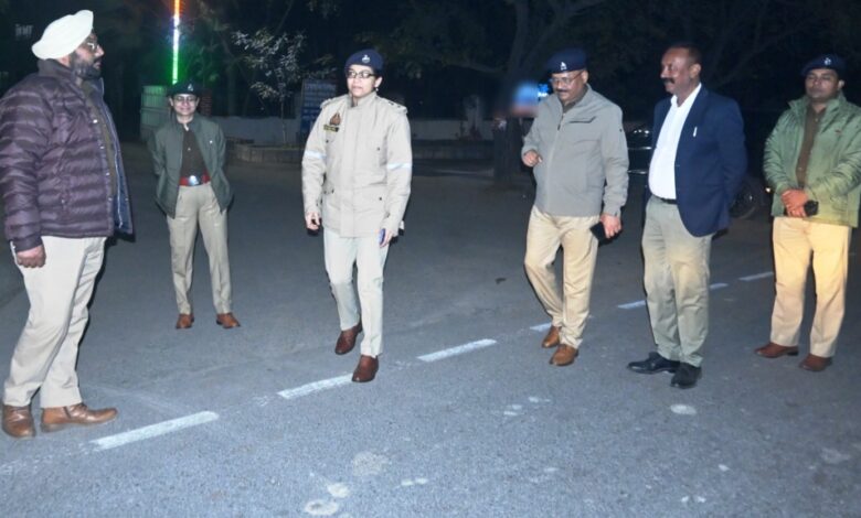 कानपुर देहात: सड़कों पर उतरीं एसपी श्रद्धा नरेंद्र पांडेय, भारी पुलिस बल के साथ पैदल गश्त कर दिया सुरक्षा का संदेश 1 SP Kanpur Dehat Foot Patrol