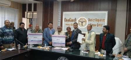 पेंशनर्स दिवस का हुआ आयोजन, पेंशनर्स की समस्याओं को सुनकर अविलंब निस्तारण के निर्देश 1 WhatsApp Image 2025 12 17 at 3.28.32 PM