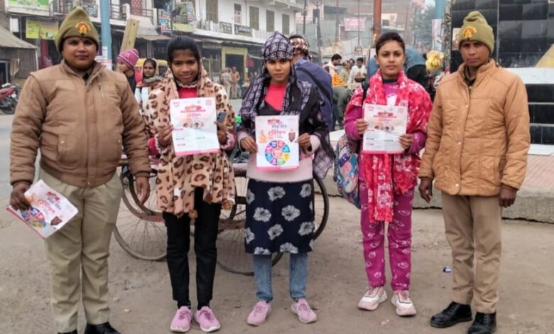 मिशन शक्ति अभियान के तहत महिलाओं को जागरूक करतीं महिला पुलिसकर्मी।