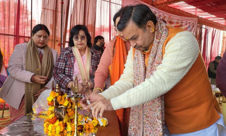 यह फोटो कानपुर देहात के गेस्ट हाउस में आयोजित अटल स्मृति सम्मेलन और एसआईआर कार्यशाला के उद्घाटन सत्र की है।