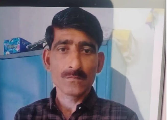सड़क हादसे के बाद अस्पताल के बाहर जमा भीड़ और पुलिस