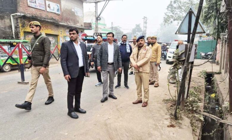उरई की सड़कों पर निरीक्षण करते जिलाधिकारी और पुलिस अधीक्षक