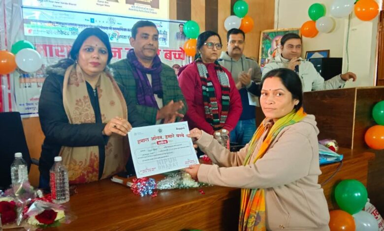 निपुण छात्रों को मिला प्रशस्ति पत्र