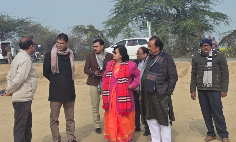 राज्यमंत्री प्रतिभा शुक्ला और अधिकारी हेलीपैड का निरीक्षण करते हुए।