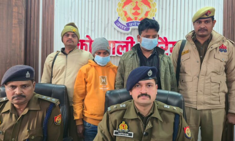 औरैया पुलिस अधीक्षक अभिषेक भारती प्रेस वार्ता के दौरान आरोपियों के साथ