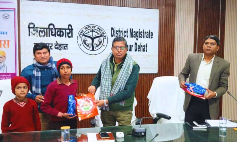 जिलाधिकारी कपिल सिंह बहादुर बच्चों को पुरस्कृत करते हुए।