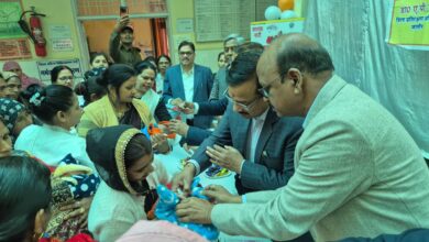 Photo of जालौन: जिला महिला चिकित्सालय में पल्स पोलियो बूथ दिवस का शुभारंभ, डीएम ने बच्चों को पिलाई पोलियो ड्रॉप