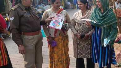Photo of मिशन शक्ति 5.0: कानपुर देहात पुलिस ने बाजारों में उतरकर महिलाओं को सिखाए सुरक्षा के गुर