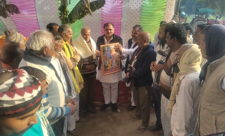 श्रीमद् भागवत कथा के समापन पर पूजन करते नरेंद्र पाल सिंह मनु और राघव अग्निहोत्री।