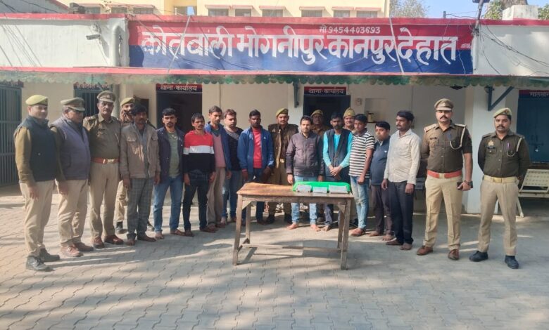 लाख रुपये कैश...9 मोबाइल...5 मोटरसाइकिल जब्त! भोगनीपुर में पुलिस ने जुआ के अड्डे पर मारा धाबा, 11 गिरफ्तार! 1 photo 7