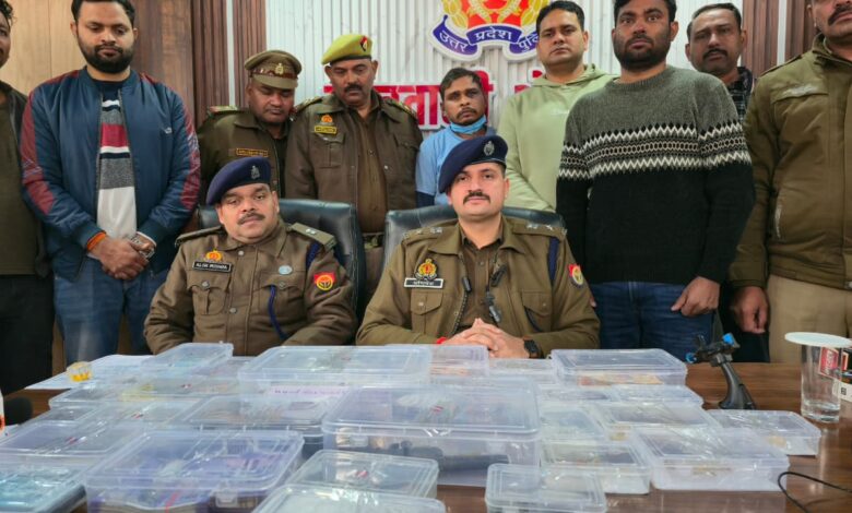 सावधान! जिसे घर का सदस्य समझा वही निकला लुटेरों का सरगना, जानें पूरी घटना 1 मुठभेड़ के बाद गिरफ्तार बदमाश और बरामद लूट का सामान।