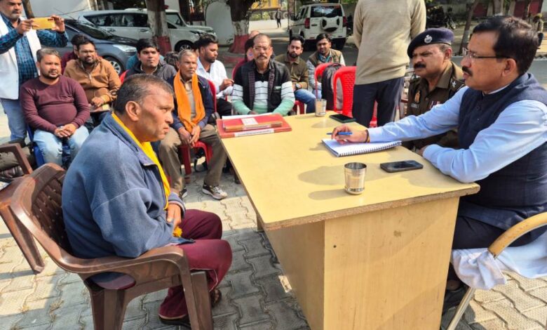 जब डकोर थाने पहुंचे डीएम और एसपी, तो अधिकारियों में मच गया हड़कंप 3 थाना समाधान दिवस डकोर