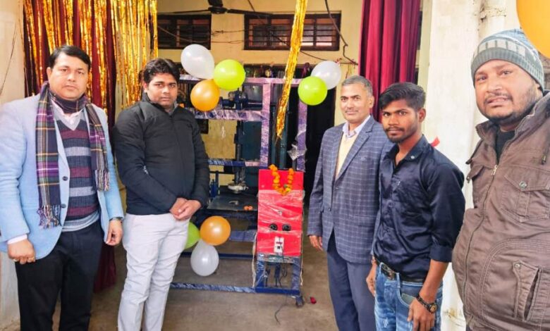 दोना-प्लेट मशीन के पास खड़े उद्यमी हरिश्चंद्र और उपस्थित अधिकारी।